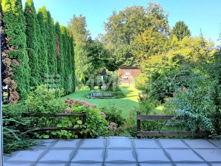 Terrasse mit Garten