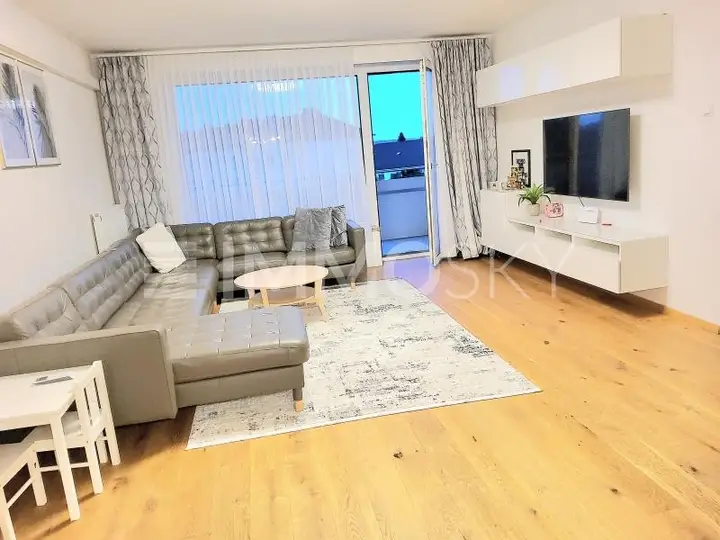 klimatisiertes Wohnzimmer mit Balkon