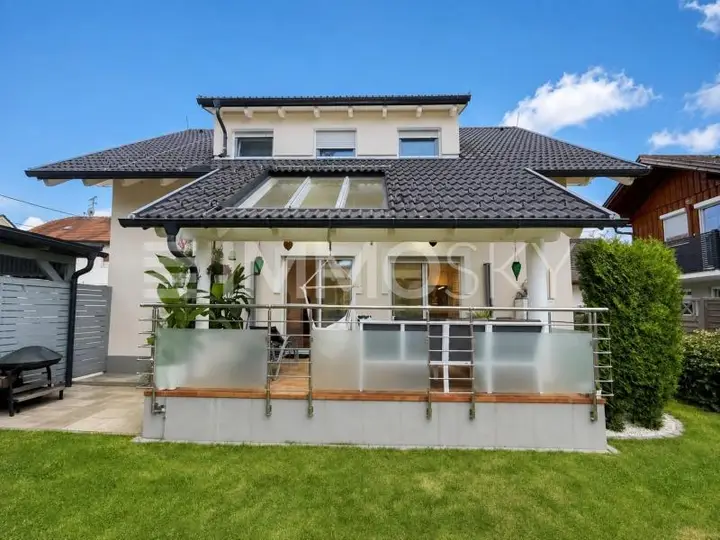Hausansicht mit Garten und Terrasse