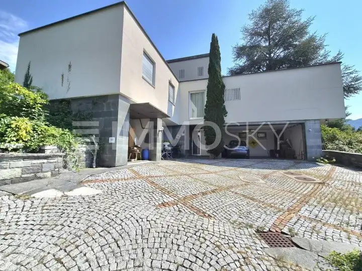Haus mit Vorplatz