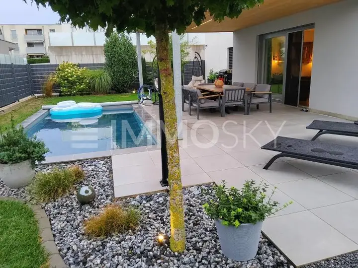 Terrasse mit Pool und überdachter Lounge