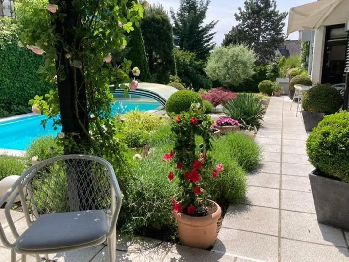 Sommer mit Pool und herrlichem Garten genießen