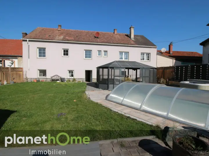 Gartenansicht mit Pool