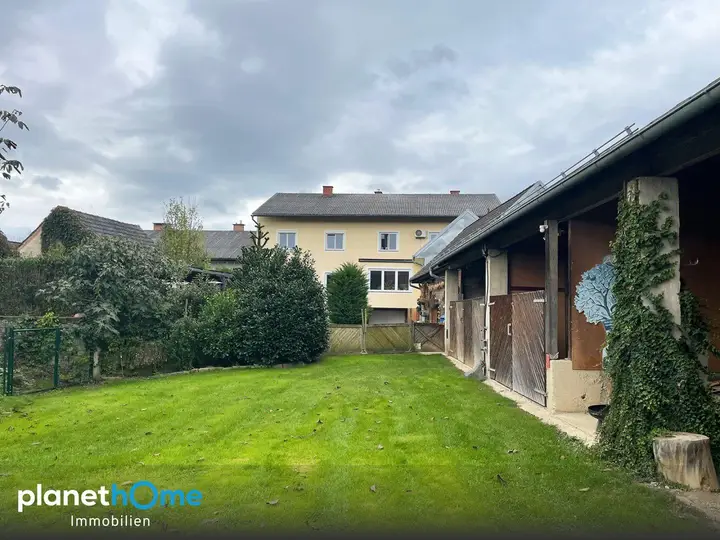 Gartenblick mit Nebengebaeude