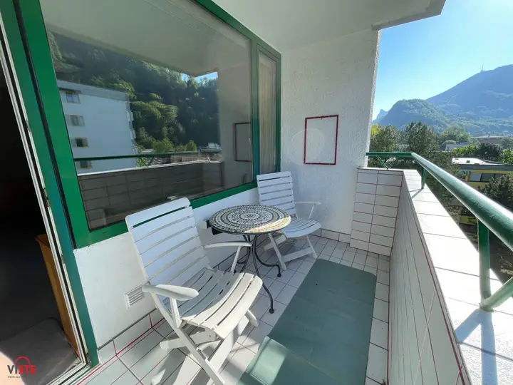 Sonnige Loggia mit Ausblick