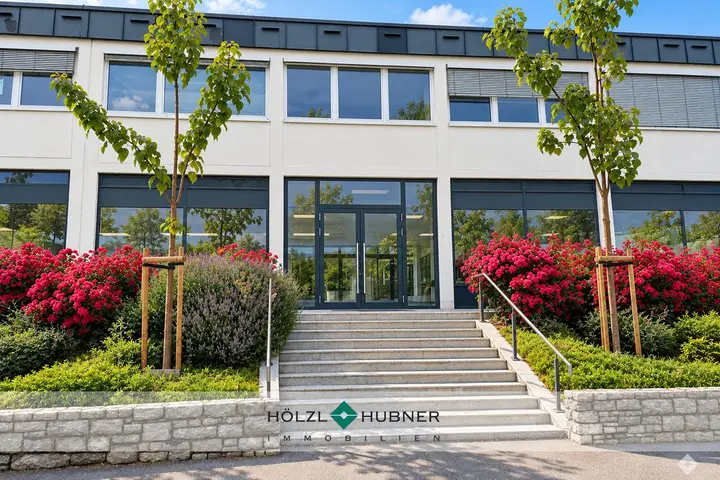 Moderner Büroeingang mit blühender Gartenanlage(1)TTB