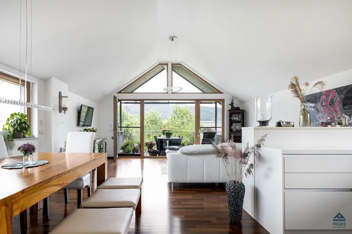 Wohnzimmer mit Balkon-Zugang