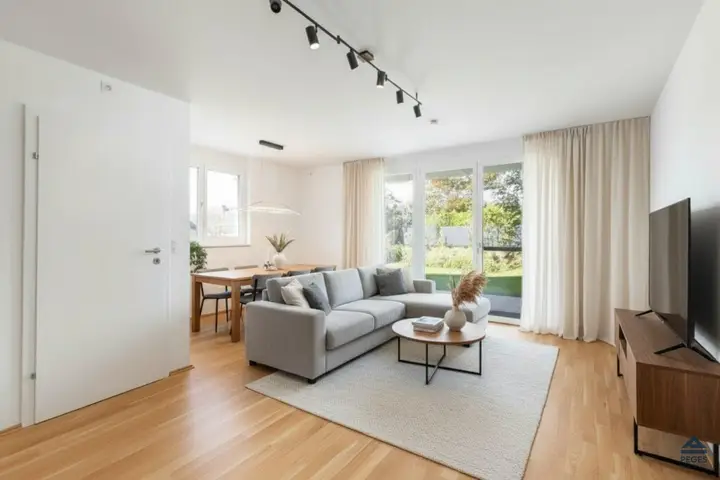 Wohnzimmer - Blick sowie Zugang zu Terrasse und Garten; Einrichtung und Dekoration KI-generiert