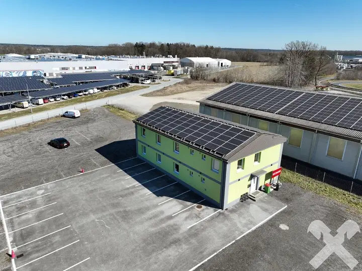 Bürogebäude mit PV-Anlage