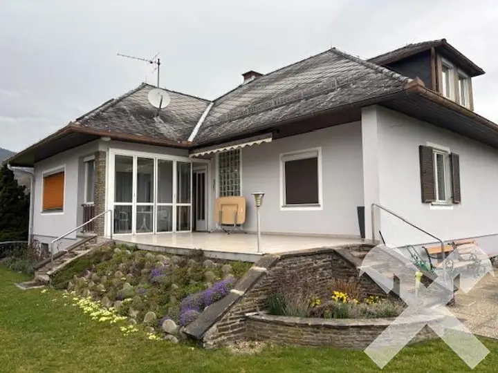 Südwestansicht mit Terrasse und Wintergarten