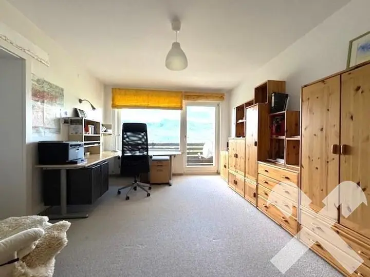 Wohnzimmer mit Zugang zum Balkon