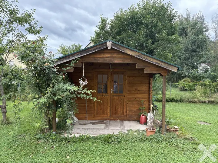 Baugrund mit Gartenhütte