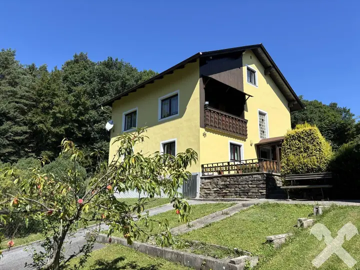 Wohnhaus mit Garten