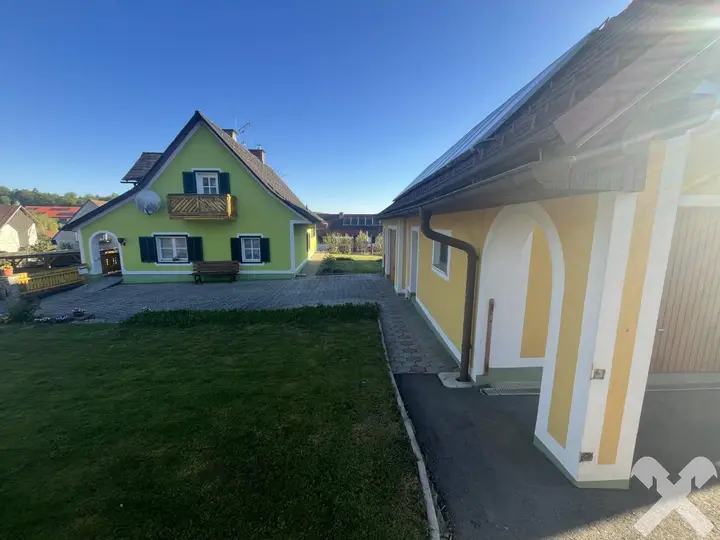 Haus und Wirtschaftsgebäude