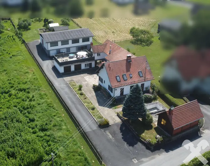 gesamte Liegenschaft
