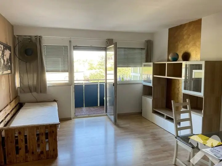 Wohnzimmer mit Zugang zur Loggia