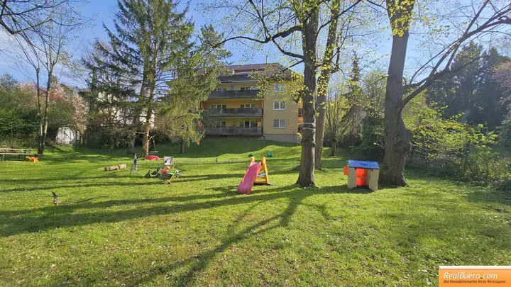 Blick vom Gemeinschaftsgarten zum Haus