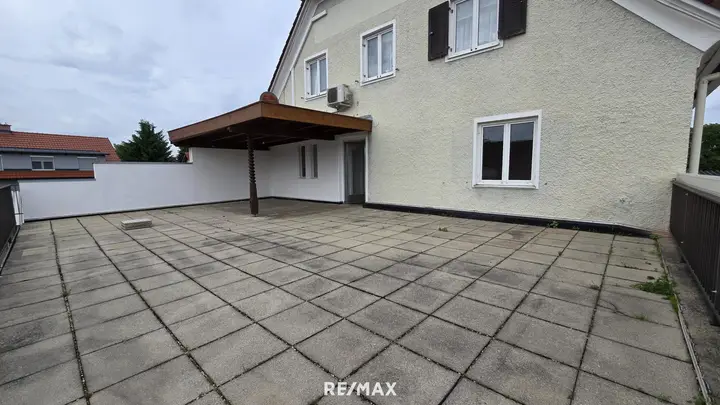 84m² Balkon mit Überdachung.