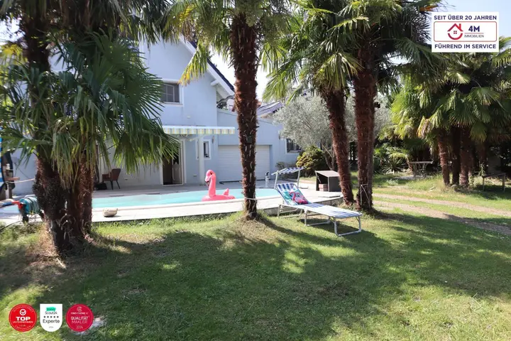 Garten – Vorderseite mit Palmenhaus