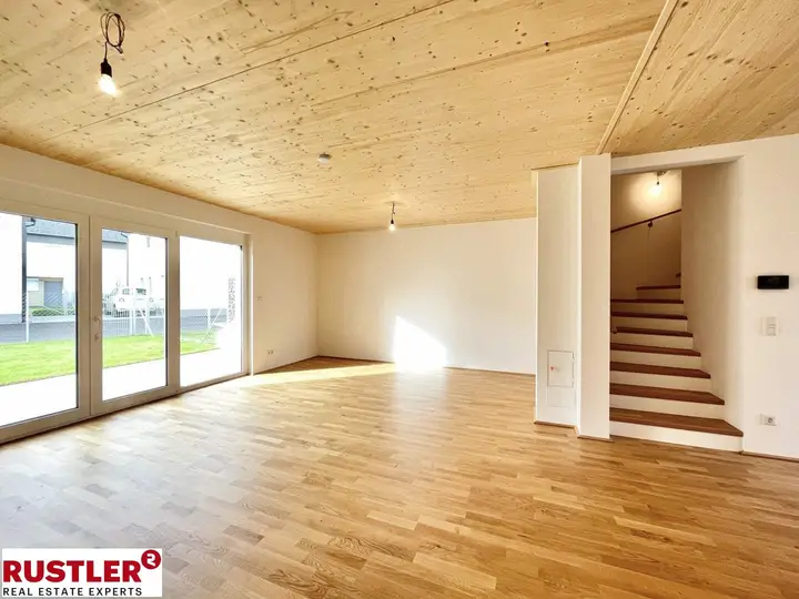 Wohnraum mit Treppen