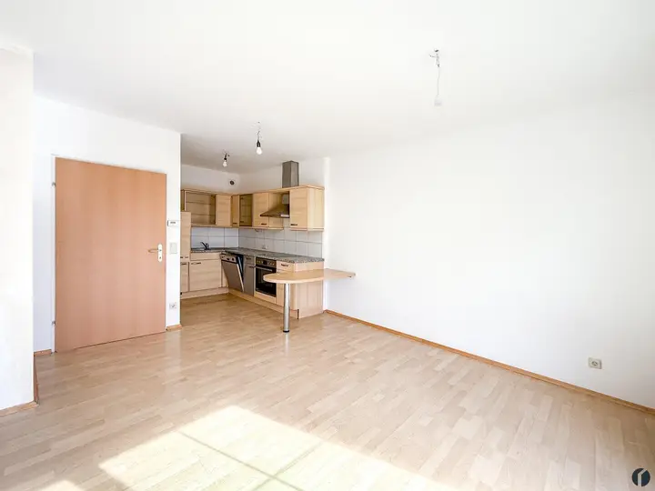 Wohnzimmer mit offener Küche
