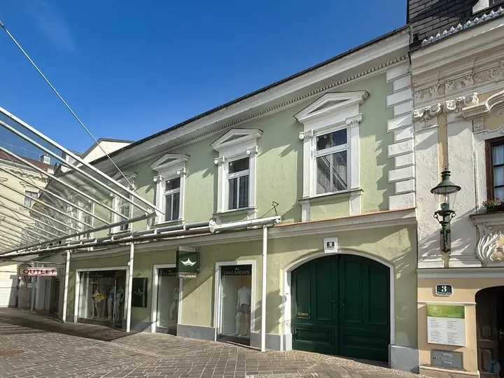 Außenansicht vom Rathausplatz aus