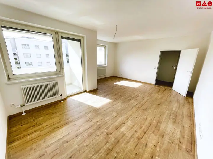Wohnzimmer mit Essbereich und Loggia