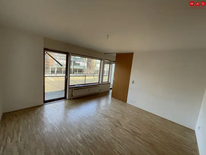 Wohnzimmer mit Balkon