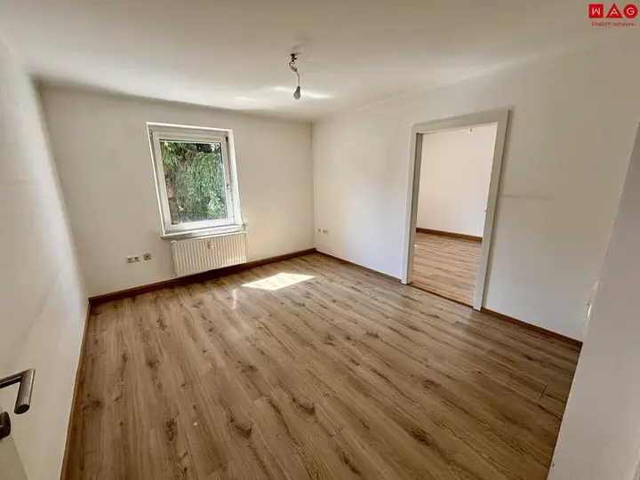 Wohnzimmer (VOR Ausbesserungsarbeiten)