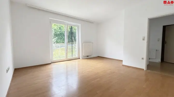 Wohn- und Schlafzimmer mit Zugang zum Balkon