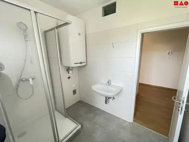Symbolfoto Bad mit Dusche nach Sanierung