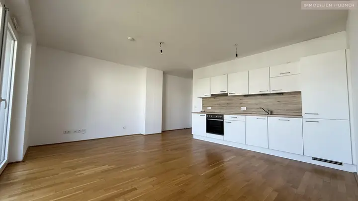 Wohnzimmer mit offener Küche