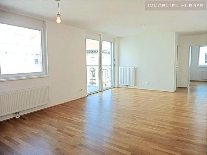 großes, helles Wohnzimmer