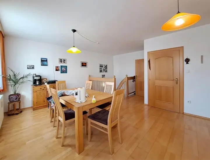 HP1-5-Zimmer-Maisonette-Taxham-Wohnzimmer