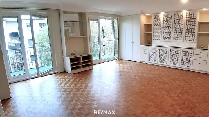 1 Etage Wohnzimmer Blick zur Loggia