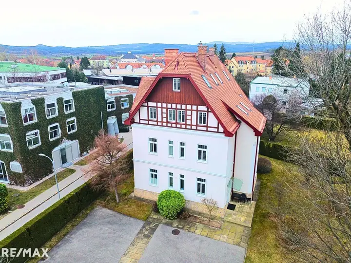 Villa Drohnenansicht vorne