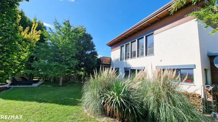 Haus aus Gartensicht
