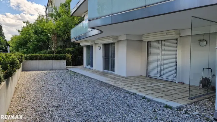 ostseitige Terrasse
