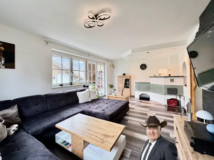 Gemütliches Wohnzimmer mit Kachelofen