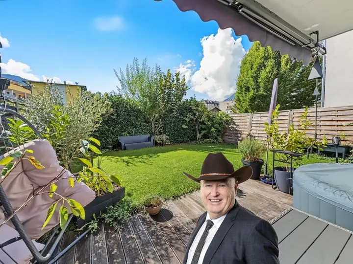 Garten und Holzterrasse