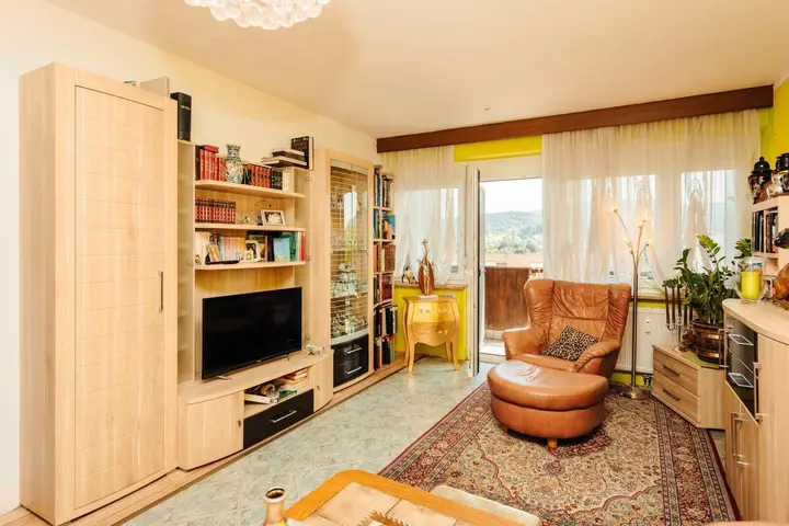 Wohnzimmer mit Balkon