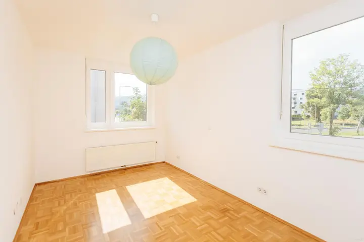 separates Zimmer (zwei Fenster)