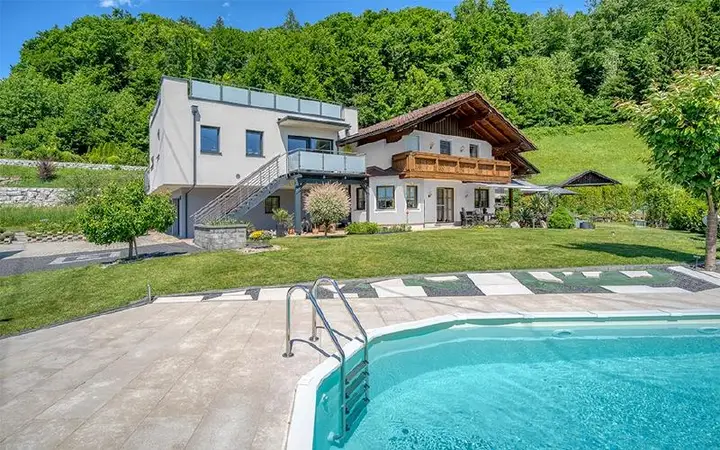 Landhaus-Puch-bei-Salzburg-Hausansicht-Pool