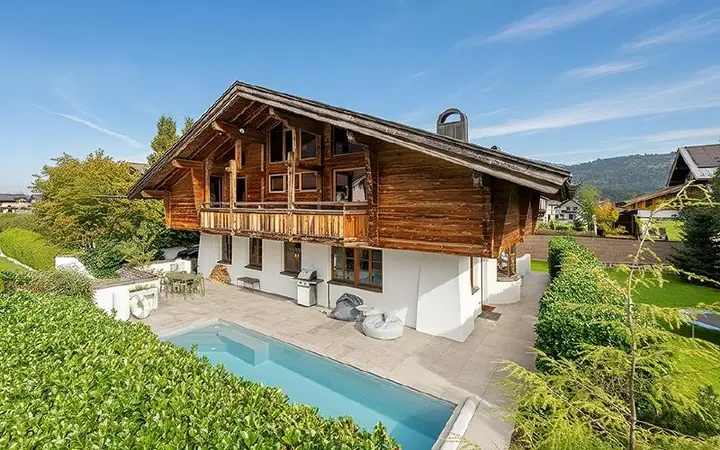 HP1-Landhaus-Kuchl-Salzburg-Aussenansicht-mit-Pool