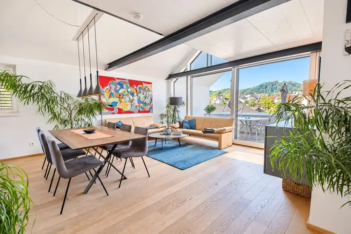 Wohn-Essbereich mit Ausgang zur Loggia