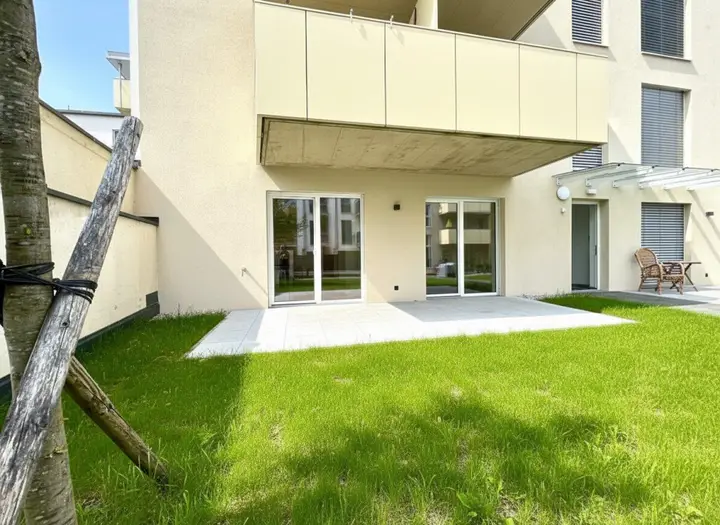 Außenansicht Gebäude + Garten