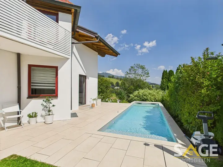 Terrasse mit beheiztem Pool