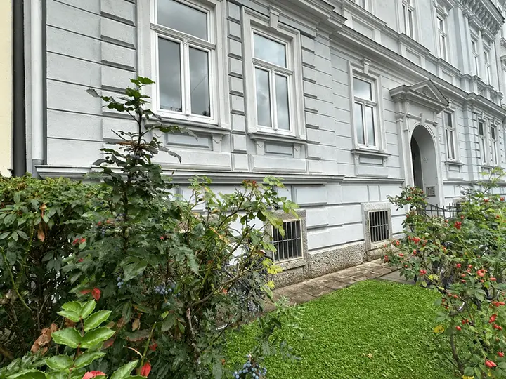 Hausansicht mit Fenster der Wohnung