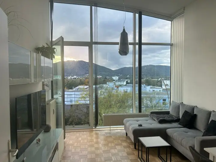 Wohnzimmer mit Fensteraussicht