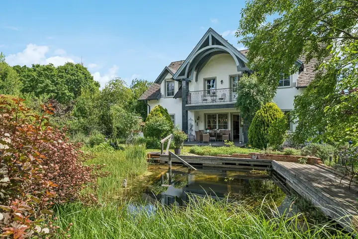 Haus mit Teich
